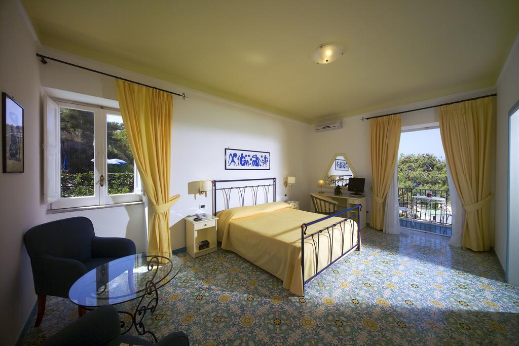 Hotel Villa Bianca Forio  Bilik gambar