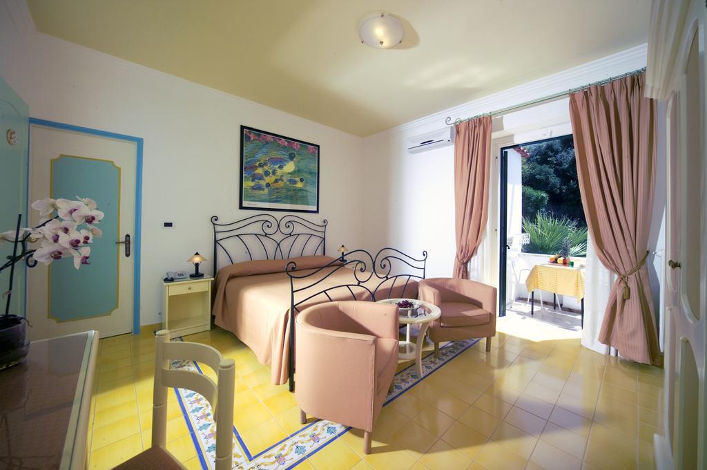 Hotel Villa Bianca Forio  Bilik gambar